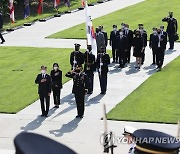 문재인 대통령, 알링턴 국립묘지서 국기에 경례