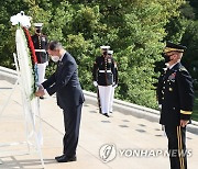 무명용사의 묘에 헌화하는 문 대통령