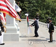 헌화하는 문 대통령