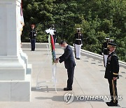 헌화하는 문 대통령