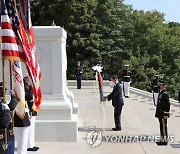 헌화하는 문 대통령