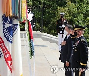 알링턴 국립묘지 참배하는 문 대통령