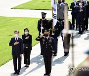 국기에 경례하는 문 대통령