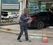 또 '고령 운전' 사고..승용차 타고 은행 돌진한 80대 운전자