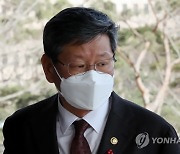 검찰, '택시기사 폭행' 혐의 이용구 차관 첫 소환 조사