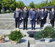 김해 봉하마을 추모 물결 .. 민주당 경남도당 노무현 대통령 묘역 참배