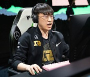 봇 라인 주도권 활용한 RNG, 3세트 승리.. 결승전 '매치포인트' [MSI]