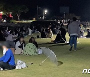 코로나 지친 울산시민들 방역긴장 풀리나..태화강 국가정원 밤마다 술판