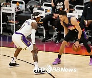 NBA 피닉스, 부커 34점 앞세워 LAL 제압.. 11년 만에 PO에서 승리