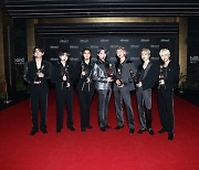 BTS, 빌보드 뮤직 어워즈 4관왕.. "목표 이상 이뤄"