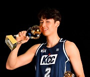 [JB포토] KCC 송교창 '20-21 KBL MVP'