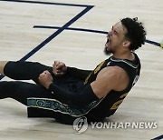 [NBA PO] '브룩스 인생 경기' 멤피스, 서부 1위 유타 상대로 1승 선취