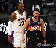 '부커 34점' NBA 피닉스, PO 1차전서 디펜딩 챔피언 LA 레이커스 무릎 꿇렸다..11년 만에 PO 승리