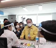 김부겸 총리, 인천공항 코로나19 검역 현장점검