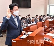 [포토]손실보상법 입법청문회에서 증인선서하는 조주현 중기부 소상공인정책실장