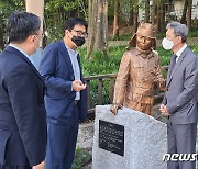 5·18 최초 결성지 광주공원서 무명열사 김군 동상 보는 노재헌