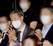 5·18연극 본 노태우 장남, 역사 왜곡 회고록 개정 즉답 피해