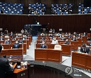 '성추문·내로남불에 무능한 중년男'..與 이미지 추락(종합)