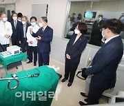 [포토] 홍남기 부총리, 의학연구혁신센터