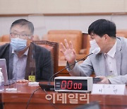 [포토]김오수 검찰총장 후보자 인사청문회에서 이야기 나누는 김필성 가로수 변호사-서민 단국대학교 교..