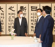 文대통령, 방미성과 국회협력 요청에 野 "백신접종 계획표 보여달라"