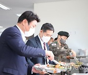 '부실급식 첫 폭로' 육군 51사단 점검한 야당 의원들