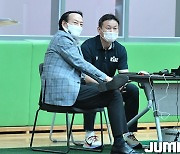 [JB포토] 유망선수 육성 캠프에 대해 대화하는 조성원 LG 감독, 김동광 KBL 경기본부장