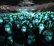 마스크만 쓰고 다닥다닥 붙었다..파리서 관객 5,000명 '실내 콘서트' 실험