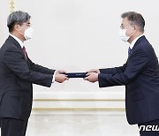 문대통령, 주볼리비아대사 신임장 수여