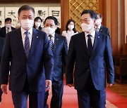 文 임명장 받은 김오수 "굳건한 방파제 되어 정치적 중립 지키겠다"