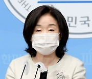 女부사관 조문한 심상정.."군 성폭행, 육해공 가리지 않았다"