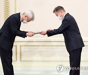 문대통령 "국제사회가 한국에 기대하는 선도적 역할해야"