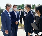 문대통령 "4대 그룹, 방미 함께해 줘 성과 좋아"..최태원 "더 살피겠다"