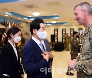 [포토]미2사단장 만난 안병용 의정부시장 ″빠른 미군공여지 반환 협조 바란다″