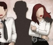 "000 다 보인다" 민원인 성희롱 발언에 기절한 여성 공무원..입원 치료