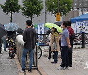 충북서 경로불명 등 15명 확진..학교·노래연습장 비상