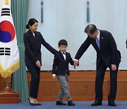 文대통령 "국정원, 마침내 법개정..과거로 돌아가는 일 없을것"