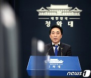 '문대통령, 이성용 공군참모총장 사의 즉각 수용'