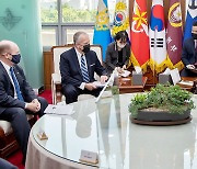서욱 국방부장관, 미국 상원의원 대표단 만나 "한미 동맹, 그 어느 때보다 굳건"