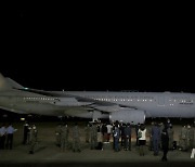 얀센 백신 싣고 서울공항 도착한 한국공군 KC-330