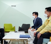백신 접종 논의하는 김두관-원희룡