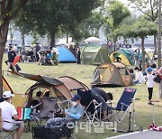 [포토]한낮 기온 30도, 텐트 치고 무더위 식혀요