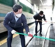 [포토] 지하보도 청소하는 김민석의원과 채현일 영등포구청장