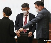 암호화폐 거래소 "실명계좌 발급 나서달라"..금융위 '절래절래'