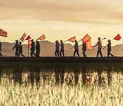 노동신문 "깃발 휘날리며 일터로 향하는 농업근로자들"