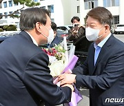 홍준표 "권영진 대구시장, 내겐 대들고 윤석열엔 꽃다발..그러다 백신 사기"