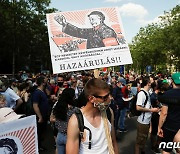 부다페스트서 中복단대 분교 세우려 하자 수천명 반대 시위