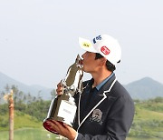 우승 트로피에 입맞추는 이동민