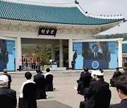 공군 부사관 추모소 찾은 文 대통령.."이번 계기로 병영문화 달라져야"