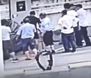 "문이 안열려" 전기 끊긴 테슬라 차량에 갇혀 실신..잇따른 악재 '빨간불'